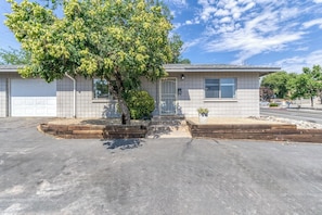 Exterior - Zen Den Peaceful Midtown Retreat (Reno)