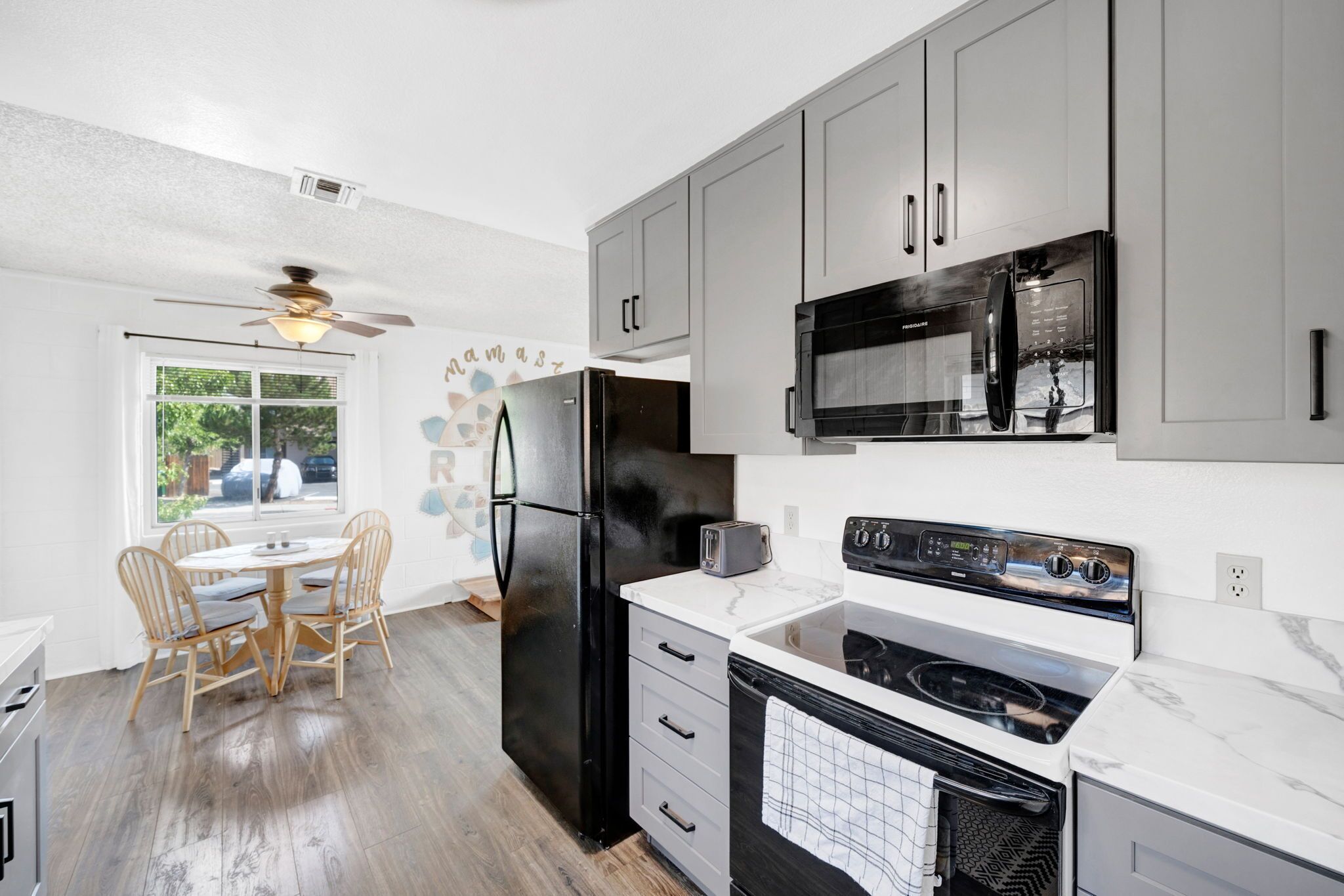 Refrigerador, microondas, horno y parrilla de estufa 