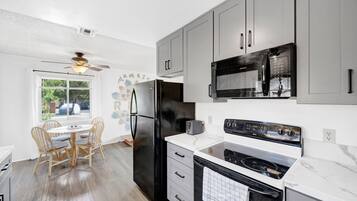 Geladeira, micro-ondas, fogão, cooktop