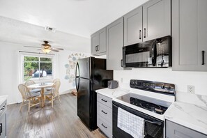 Kylskåp, mikrovågsugn, ugn och spishäll