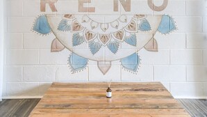 Un mur orné d’un motif décoratif, avec le texte « Mamaste RENO » inscrit au centre.