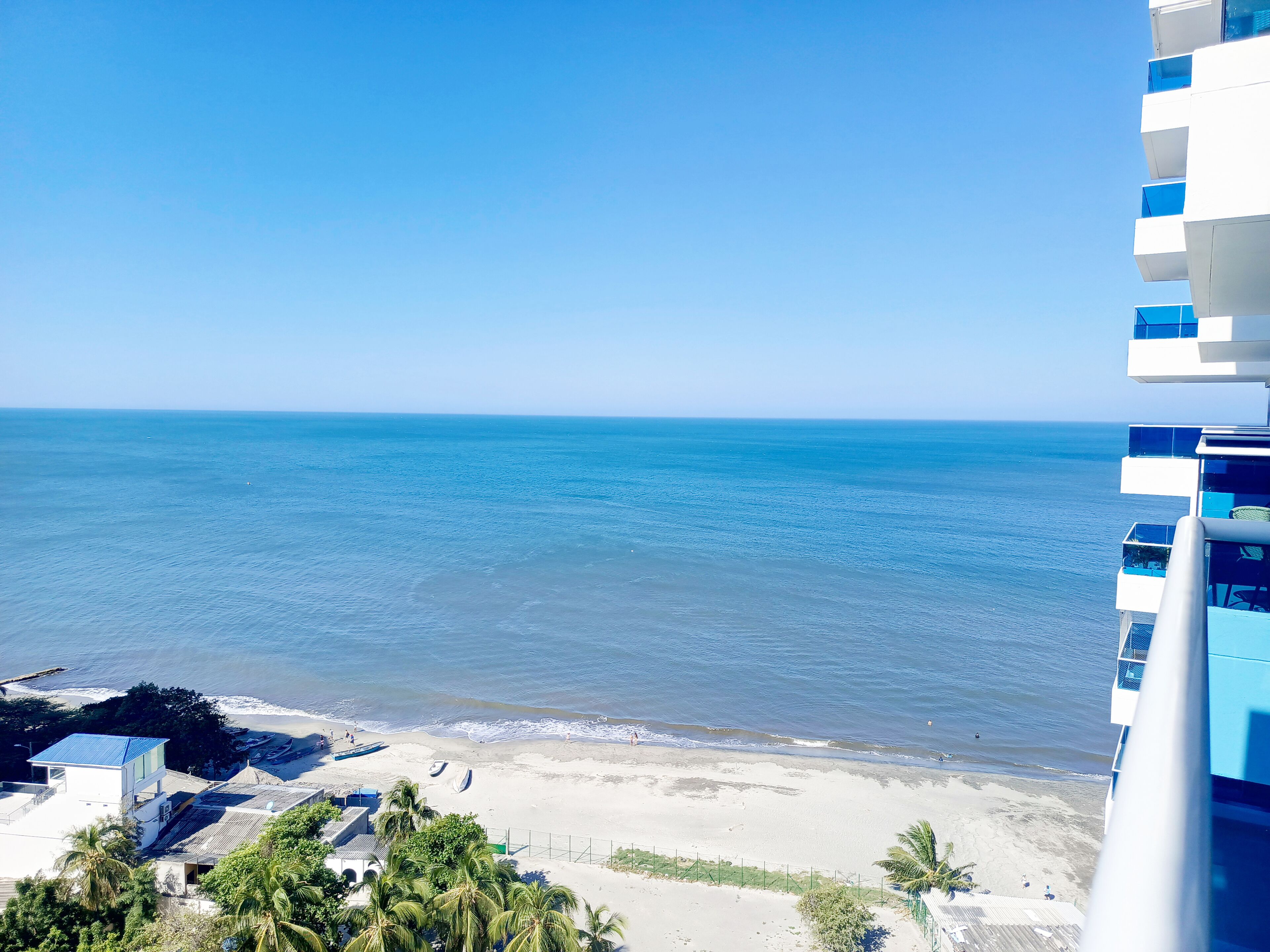 Un hôtel situé en bord de mer, avec vue sur l’océan.