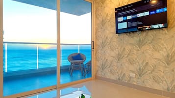 Appartement, 3 slaapkamers | Woonruimte | Een 32-inch flatscreentelevisie met kabelzenders en televisie