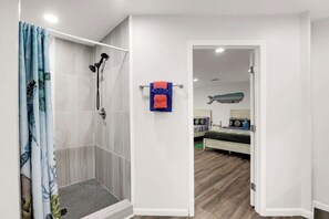 4 camere, una scrivania, ferro/asse da stiro, culla da viaggio