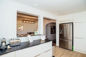 Kjøleskap, mikrobølgeovn, oppvaskmaskin og kaffetrakter/tekoker