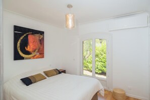 4 bedrooms, iron/ironing board, WiFi, bed sheets