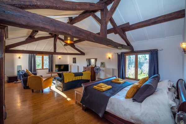 5 chambres, fer et planche à repasser, Wi-Fi, draps fournis