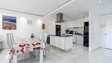 Frigorífico, microondas, horno y lavavajillas