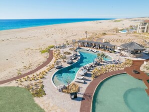 Una piscina al aire libre, una piscina infinita