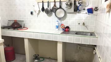 Fridge, cookware/dishes/utensils, lobster pot, paper towels