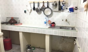 Réfrigérateur, batterie de cuisine, vaisselle et ustensiles