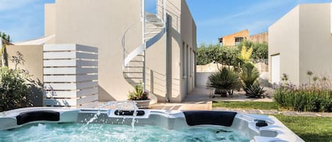 Bain à remous extérieur