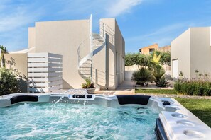 Outdoor spa tub - Villa 'Entire Structure (Lido di Noto)