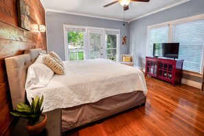 3 bedrooms, iron/ironing board, travel crib, free WiFi