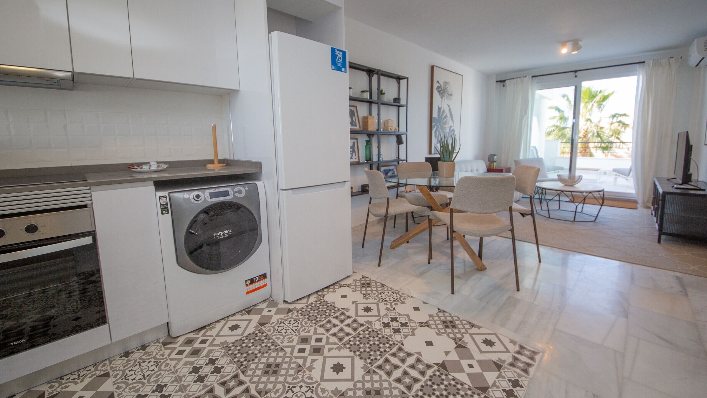Een koelkast, een microgolfoven, een oven, een vaatwasser