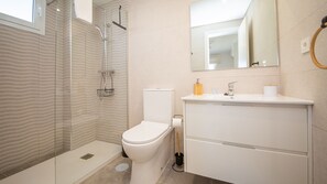 Bathtub, towels