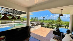 A covered outdoor area with a pool, seating, and a view of the landscape. - Fascinante rancho (personal de servicio incluido) (Jarabacoa)