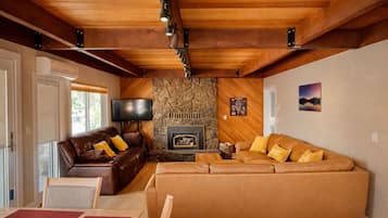 Smart-TV, Kamin, Videospiele, Bücher