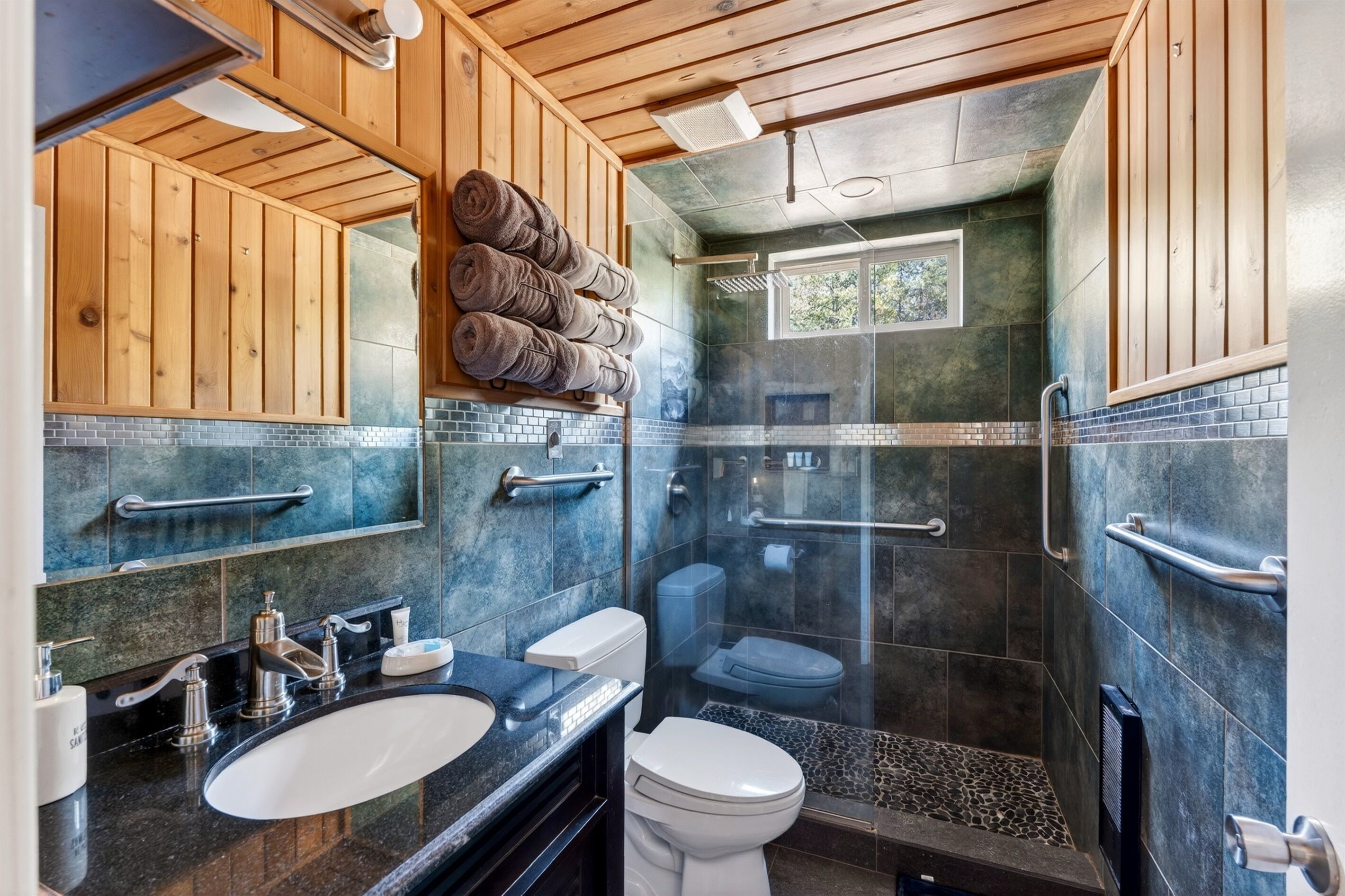 Dusche, Whirlpool, kostenlose Toilettenartikel, Haartrockner