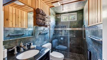 Dusche, Whirlpool, kostenlose Toilettenartikel, Haartrockner