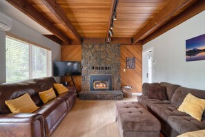 Smart TV, chimenea, videojuegos y libros