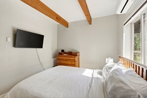 4 bedrooms, iron/ironing board, travel crib, free WiFi - Walk to the Village, Hot Tub, SHARC pass, AC, Games, Bikes, Grill, Pet-Friendly (Sunriver)