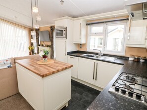 Refrigerador, tetera/pava eléctrica, tostadora, utensilios de cocina