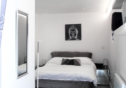 Beautiful 1-bed Studio in Uxbridge, London