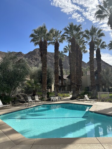 Fully Remodeled Desert Retreat!