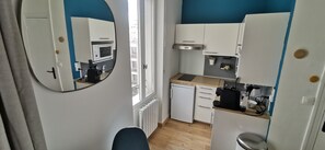 ثلاجة، فرن، موقد طهي مسطح، ماكينة لصنع القهوة/الشاي