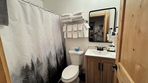 Een haardroger, handdoeken