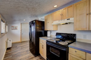Fridge, microwave, oven, stovetop - 2 Bedroom Suite, Full Kitchen, Non-Smoking (Cascade)