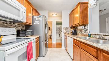 Microwave, dishwasher, coffee/tea maker, cookware/dishes/utensils