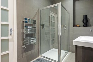 Appartement | Salle de bain | Baignoire et douche séparées, baignoire profonde, séchoir à cheveux