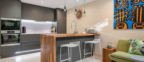 Apartemen | Dapur pribadi | Lemari es, microwave, oven, dan kompor