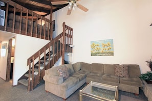 Condo, 3 quartos | Área de estar