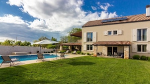 Vila, várias camas | Piscina