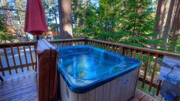House, 5 Bedrooms | Outdoor spa tub