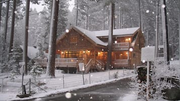 House, 5 Bedrooms | Exterior