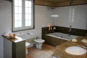 Villa, 3 Schlafzimmer, barrierefrei, eigener Pool | Badezimmer