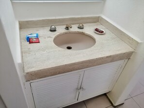 Apartment, 1 Bedroom, Accessible, Smoking | Bathroom