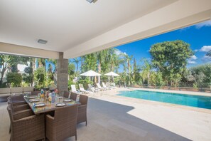 Vila, 4 quartos, piscina particular, vista para o jardim | Piscina | Piscina externa