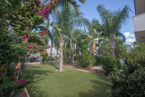 Villa, 4 Bedrooms, Private Pool, Garden View | Property grounds