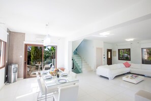 Villa, 4 Bedrooms, Private Pool, Garden View | Dining