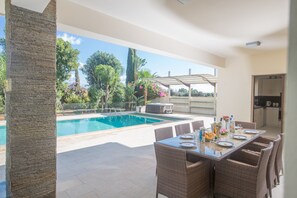 Villa, 4 slaapkamers, privézwembad, uitzicht op tuin | Zwembad | Een buitenzwembad