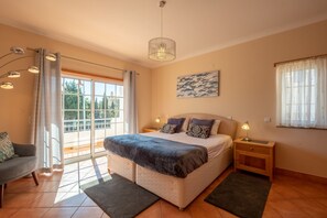 4 chambres, coffres-forts dans les chambres, fer et planche à repasser