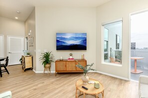 Smart TV, books - Eclectic : 65” TVs : Fast Wi-Fi : Parking : Pets : Bohemian (San Diego)