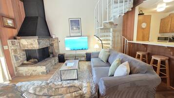 Condo, 3 Bedrooms | Living area