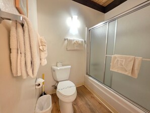 Apartamento, 3 habitaciones | Baño | Toallas