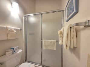 Appart'hôtel, 3 chambres | Salle de bain | Serviettes fournies
